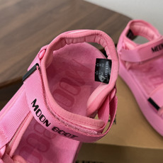 Moon Boot 2026vs春夏最新凉鞋系列……Moon Boot 以复古凉鞋为设计灵感,童趣 的色 Moon Boot 2026vs春夏最新凉鞋系列……Moon Boot 以复古凉鞋为设计灵感,童趣 的色