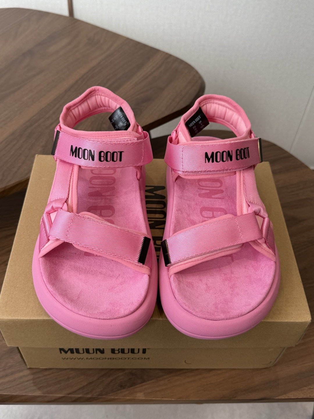 Moon Boot 2026vs春夏最新凉鞋系列……Moon Boot 以复古凉鞋为设计灵感，童趣 的色