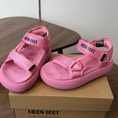 Moon Boot 2026vs春夏最新凉鞋系列……Moon Boot 以复古凉鞋为设计灵感,童趣 的色 Moon Boot 2026vs春夏最新凉鞋系列……Moon Boot 以复古凉鞋为设计灵感,童趣 的色