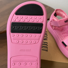 Moon Boot 2026vs春夏最新凉鞋系列……Moon Boot 以复古凉鞋为设计灵感,童趣 的色 Moon Boot 2026vs春夏最新凉鞋系列……Moon Boot 以复古凉鞋为设计灵感,童趣 的色