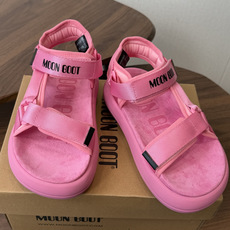 Moon Boot 2026vs春夏最新凉鞋系列……Moon Boot 以复古凉鞋为设计灵感,童趣 的色 Moon Boot 2026vs春夏最新凉鞋系列……Moon Boot 以复古凉鞋为设计灵感,童趣 的色