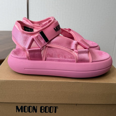 Moon Boot 2026vs春夏最新凉鞋系列……Moon Boot 以复古凉鞋为设计灵感,童趣 的色 Moon Boot 2026vs春夏最新凉鞋系列……Moon Boot 以复古凉鞋为设计灵感,童趣 的色