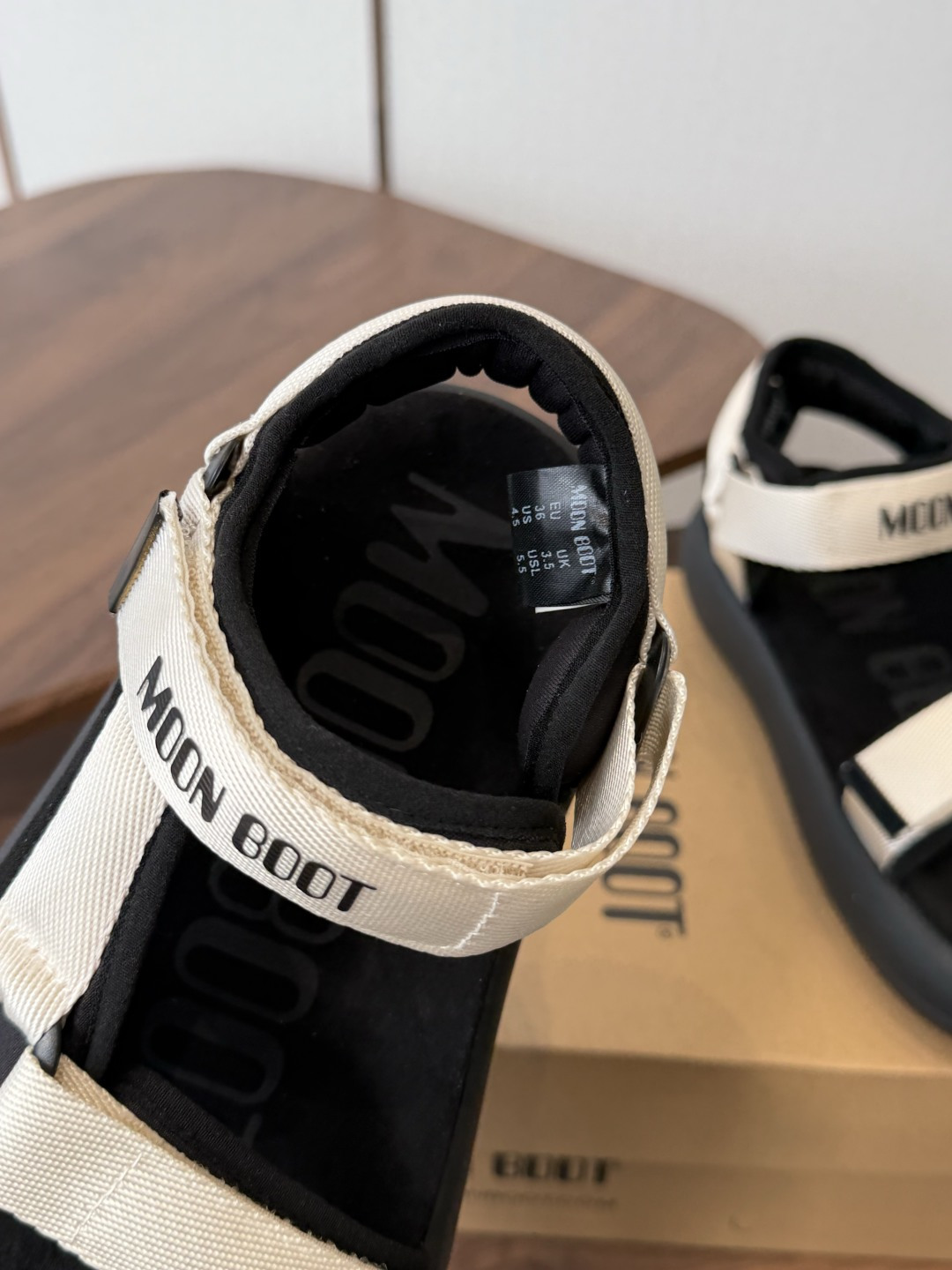 Moon Boot 2026vs春夏最新凉鞋系列……Moon Boot 以复古凉鞋为设计灵感,童趣 的色 Moon Boot 2026vs春夏最新凉鞋系列……Moon Boot 以复古凉鞋为设计灵感,童趣 的色
