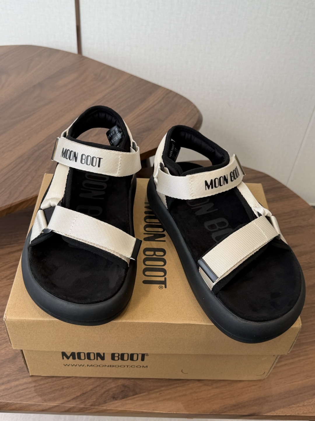 Moon Boot 2026vs春夏最新凉鞋系列……Moon Boot 以复古凉鞋为设计灵感,童趣 的色 Moon Boot 2026vs春夏最新凉鞋系列……Moon Boot 以复古凉鞋为设计灵感,童趣 的色
