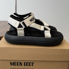Moon Boot 2026vs春夏最新凉鞋系列……Moon Boot 以复古凉鞋为设计灵感,童趣 的色 Moon Boot 2026vs春夏最新凉鞋系列……Moon Boot 以复古凉鞋为设计灵感,童趣 的色