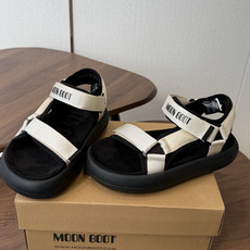 Moon Boot 2026vs春夏最新凉鞋系列……Moon Boot 以复古凉鞋为设计灵感,童趣 的色 Moon Boot 2026vs春夏最新凉鞋系列……Moon Boot 以复古凉鞋为设计灵感,童趣 的色