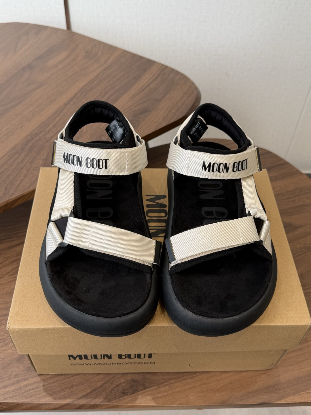 Moon Boot 2026vs春夏最新凉鞋系列……Moon Boot 以复古凉鞋为设计灵感，童趣 的色
