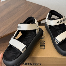 Moon Boot 2026vs春夏最新凉鞋系列……Moon Boot 以复古凉鞋为设计灵感,童趣 的色 Moon Boot 2026vs春夏最新凉鞋系列……Moon Boot 以复古凉鞋为设计灵感,童趣 的色
