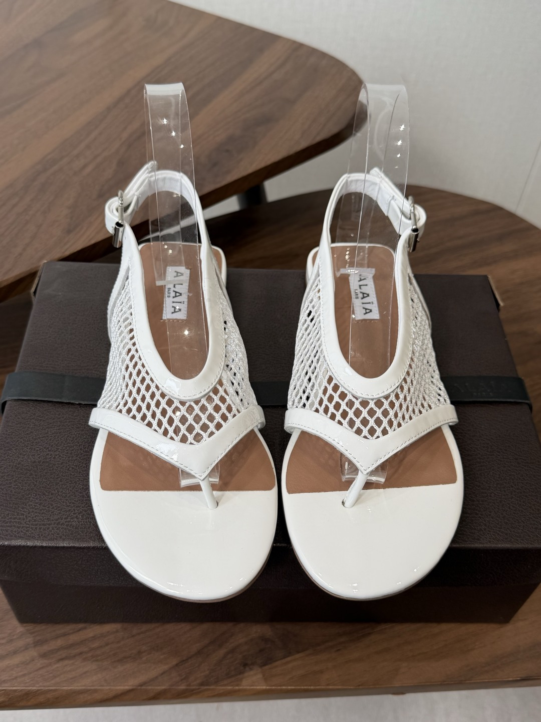 ALAÏA26ss夏季新款网面夹趾凉鞋ALAÏA 网面夹趾凉鞋，以品牌标志性的网面设计为核心亮点，将利落