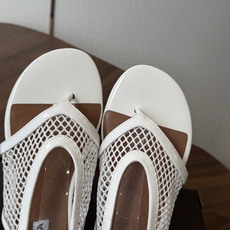 ALAÏA26ss夏季新款网面夹趾凉鞋ALAÏA 网面夹趾凉鞋,以品牌标志性的网面设计为核心亮点,将利落 ALAÏA26ss夏季新款网面夹趾凉鞋ALAÏA 网面夹趾凉鞋,以品牌标志性的网面设计为核心亮点,将利落