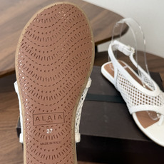 ALAÏA26ss夏季新款网面夹趾凉鞋ALAÏA 网面夹趾凉鞋,以品牌标志性的网面设计为核心亮点,将利落 ALAÏA26ss夏季新款网面夹趾凉鞋ALAÏA 网面夹趾凉鞋,以品牌标志性的网面设计为核心亮点,将利落
