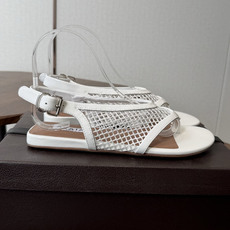 ALAÏA26ss夏季新款网面夹趾凉鞋ALAÏA 网面夹趾凉鞋,以品牌标志性的网面设计为核心亮点,将利落 ALAÏA26ss夏季新款网面夹趾凉鞋ALAÏA 网面夹趾凉鞋,以品牌标志性的网面设计为核心亮点,将利落
