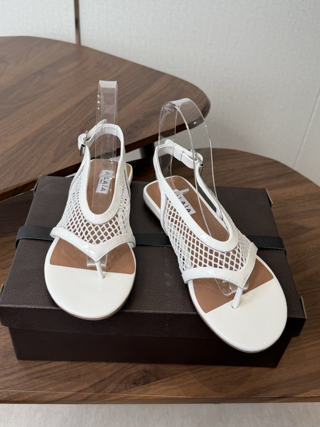 ALAÏA26ss夏季新款网面夹趾凉鞋ALAÏA 网面夹趾凉鞋,以品牌标志性的网面设计为核心亮点,将利落 ALAÏA26ss夏季新款网面夹趾凉鞋ALAÏA 网面夹趾凉鞋,以品牌标志性的网面设计为核心亮点,将利落