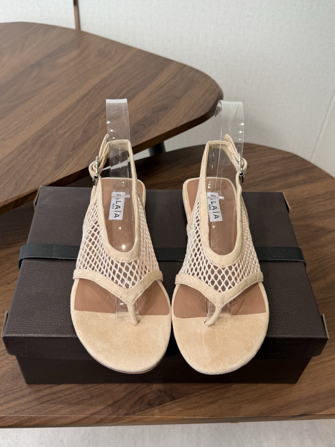 ALAÏA26ss夏季新款网面夹趾凉鞋ALAÏA 网面夹趾凉鞋，以品牌标志性的网面设计为核心亮点，将利落