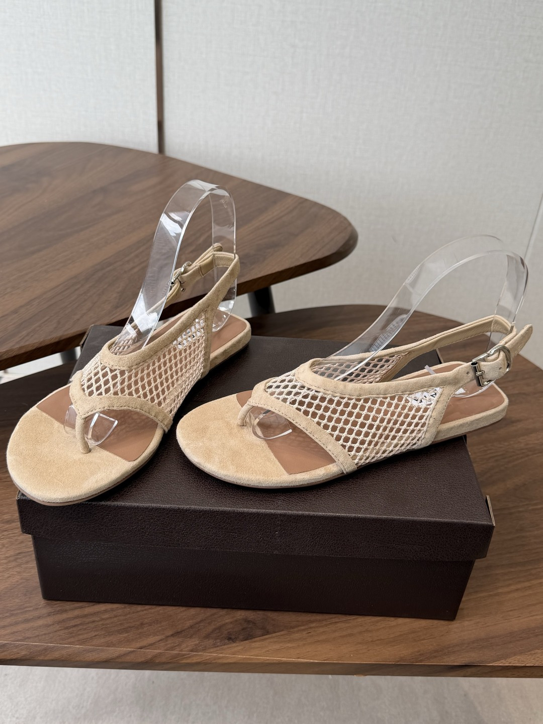 ALAÏA26ss夏季新款网面夹趾凉鞋ALAÏA 网面夹趾凉鞋,以品牌标志性的网面设计为核心亮点,将利落 ALAÏA26ss夏季新款网面夹趾凉鞋ALAÏA 网面夹趾凉鞋,以品牌标志性的网面设计为核心亮点,将利落