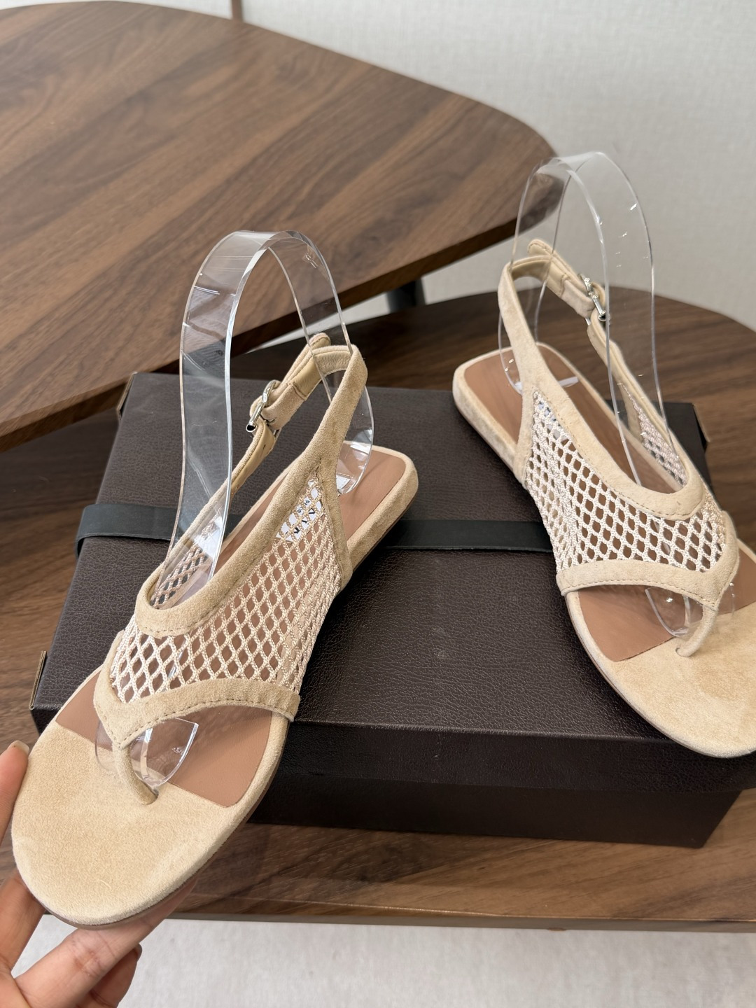 ALAÏA26ss夏季新款网面夹趾凉鞋ALAÏA 网面夹趾凉鞋,以品牌标志性的网面设计为核心亮点,将利落 ALAÏA26ss夏季新款网面夹趾凉鞋ALAÏA 网面夹趾凉鞋,以品牌标志性的网面设计为核心亮点,将利落