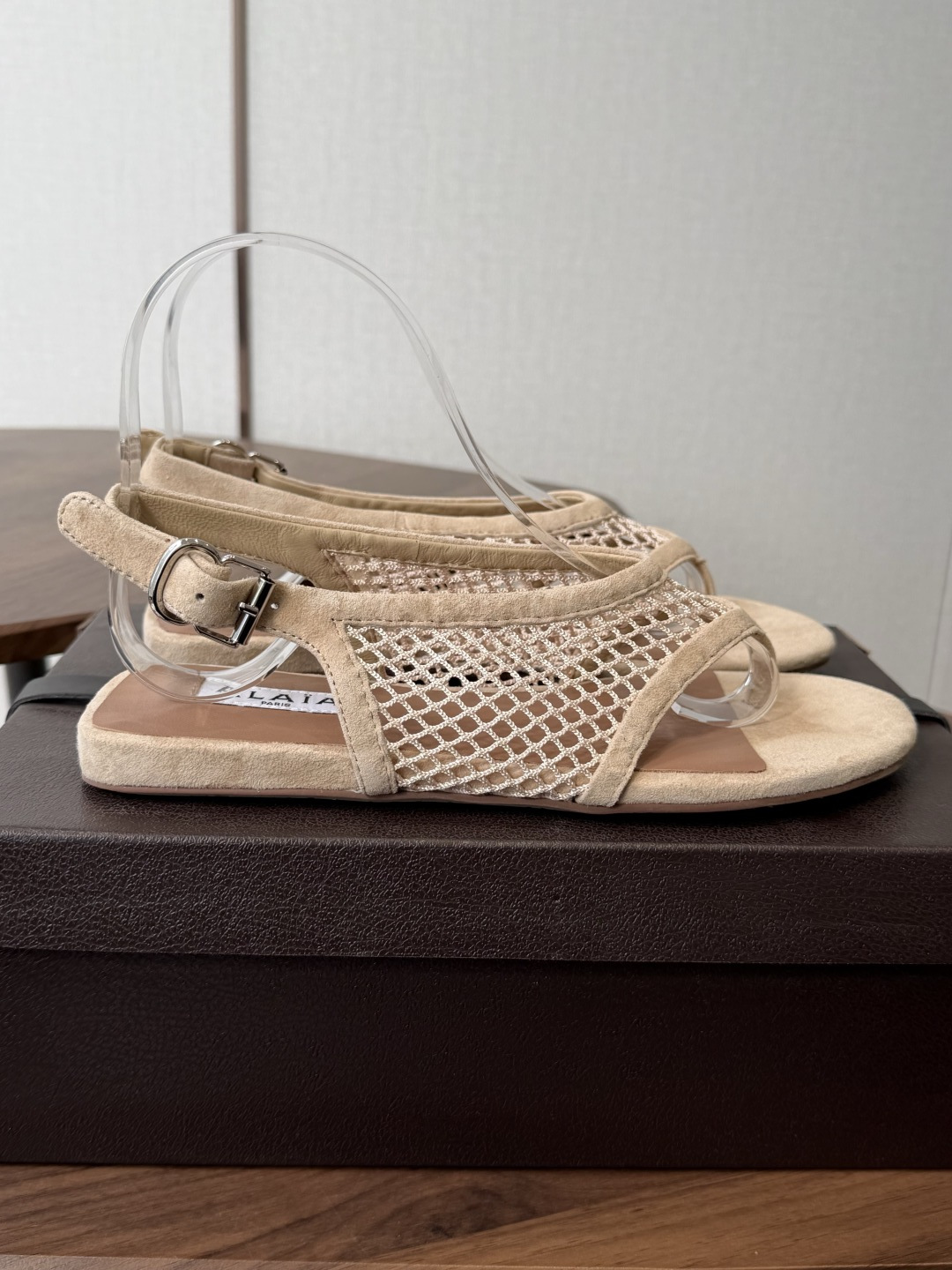 ALAÏA26ss夏季新款网面夹趾凉鞋ALAÏA 网面夹趾凉鞋,以品牌标志性的网面设计为核心亮点,将利落 ALAÏA26ss夏季新款网面夹趾凉鞋ALAÏA 网面夹趾凉鞋,以品牌标志性的网面设计为核心亮点,将利落