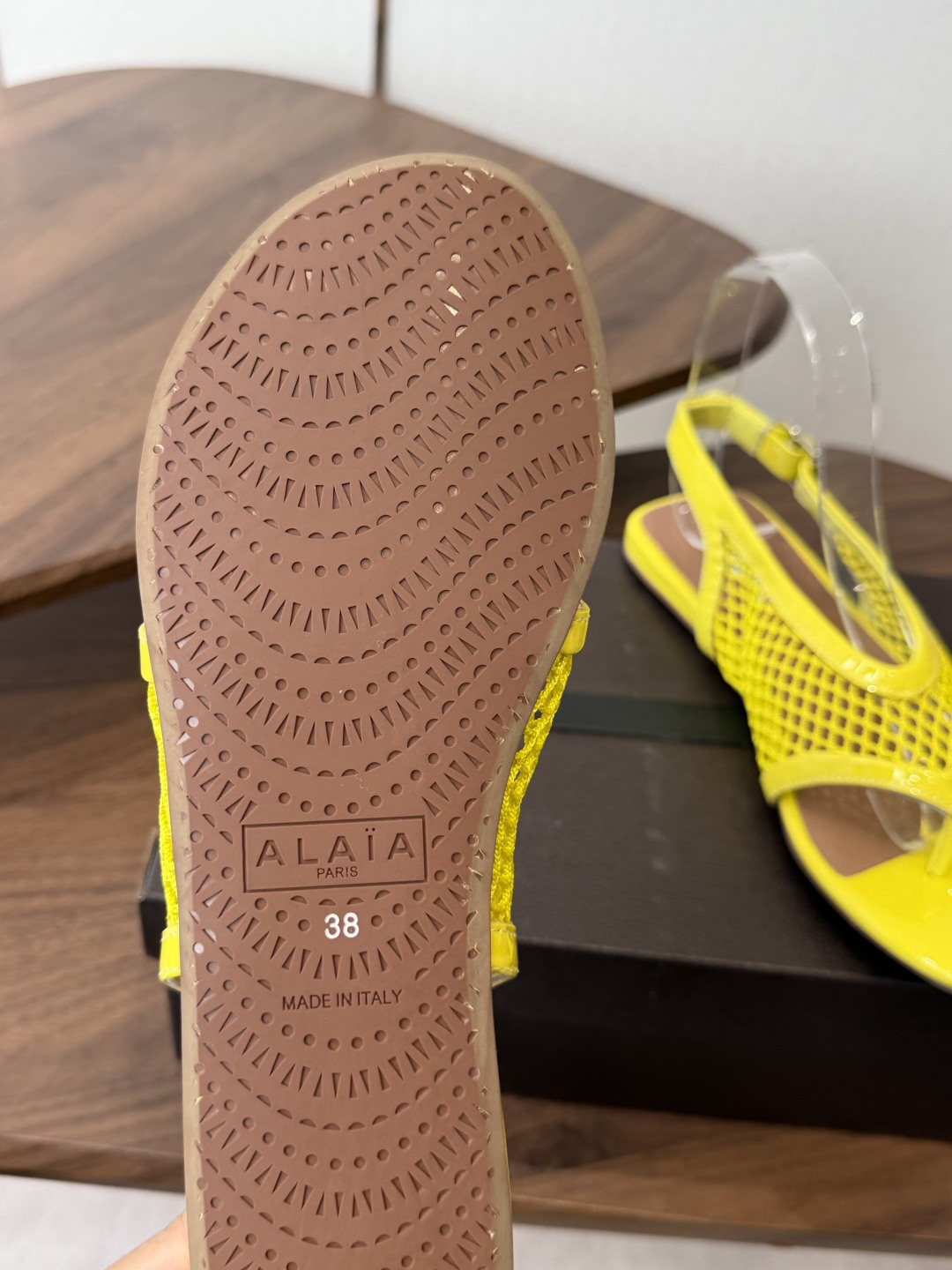 ALAÏA26ss夏季新款网面夹趾凉鞋ALAÏA 网面夹趾凉鞋,以品牌标志性的网面设计为核心亮点,将利落 ALAÏA26ss夏季新款网面夹趾凉鞋ALAÏA 网面夹趾凉鞋,以品牌标志性的网面设计为核心亮点,将利落