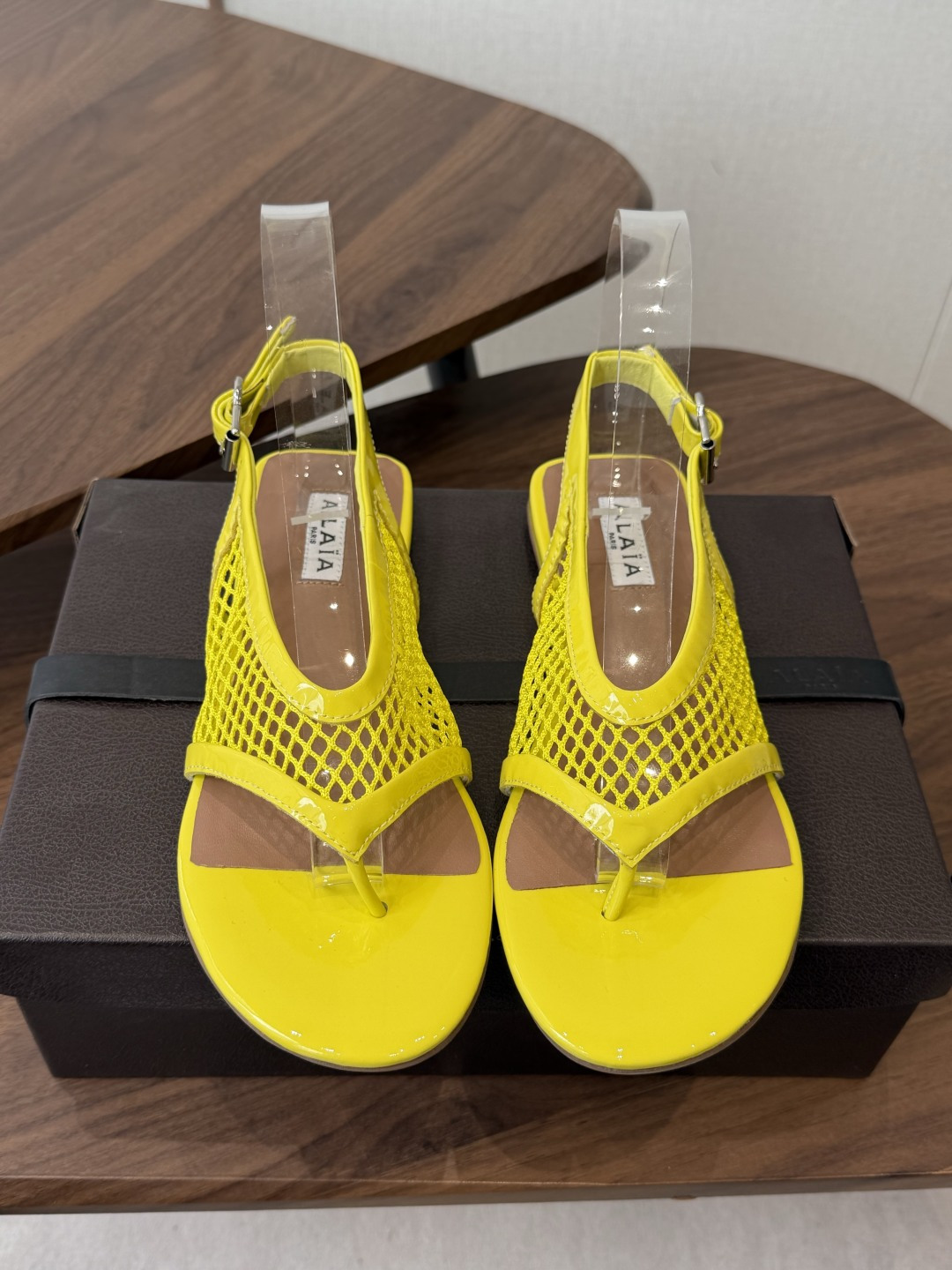 ALAÏA26ss夏季新款网面夹趾凉鞋ALAÏA 网面夹趾凉鞋，以品牌标志性的网面设计为核心亮点，将利落
