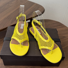 ALAÏA26ss夏季新款网面夹趾凉鞋ALAÏA 网面夹趾凉鞋,以品牌标志性的网面设计为核心亮点,将利落 ALAÏA26ss夏季新款网面夹趾凉鞋ALAÏA 网面夹趾凉鞋,以品牌标志性的网面设计为核心亮点,将利落