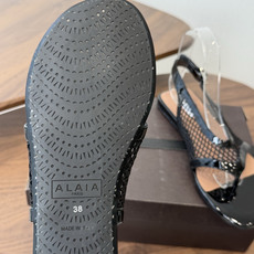 ALAÏA26ss夏季新款网面夹趾凉鞋ALAÏA 网面夹趾凉鞋,以品牌标志性的网面设计为核心亮点,将利落 ALAÏA26ss夏季新款网面夹趾凉鞋ALAÏA 网面夹趾凉鞋,以品牌标志性的网面设计为核心亮点,将利落