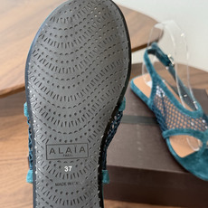 ALAÏA26ss夏季新款网面夹趾凉鞋ALAÏA 网面夹趾凉鞋,以品牌标志性的网面设计为核心亮点,将利落 ALAÏA26ss夏季新款网面夹趾凉鞋ALAÏA 网面夹趾凉鞋,以品牌标志性的网面设计为核心亮点,将利落