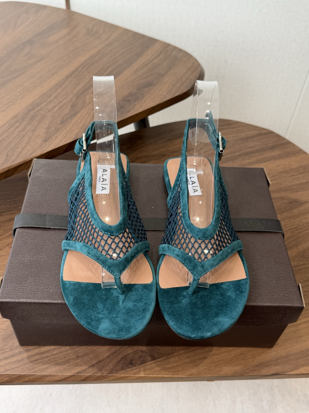 ALAÏA26ss夏季新款网面夹趾凉鞋ALAÏA 网面夹趾凉鞋，以品牌标志性的网面设计为核心亮点，将利落