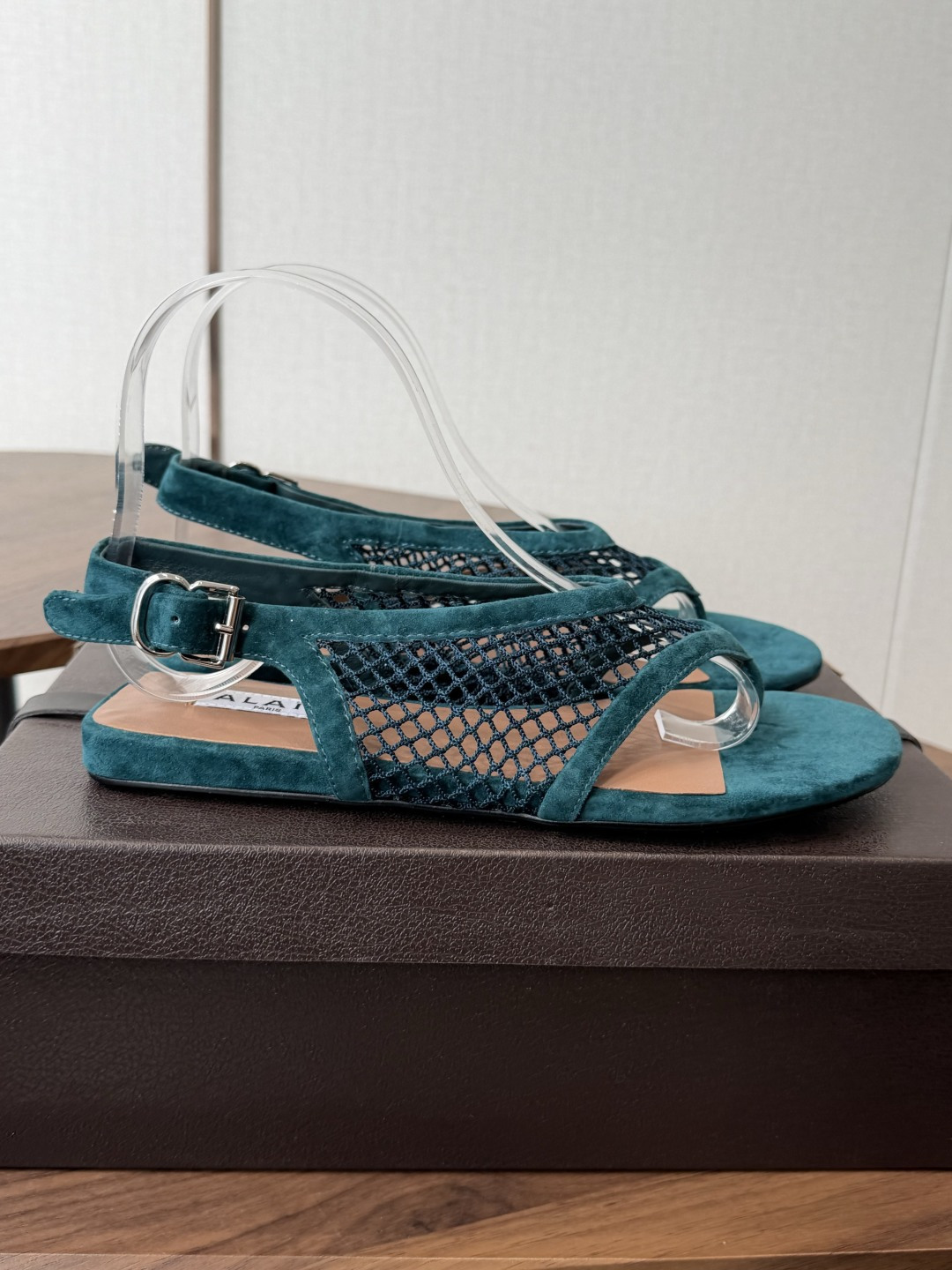ALAÏA26ss夏季新款网面夹趾凉鞋ALAÏA 网面夹趾凉鞋,以品牌标志性的网面设计为核心亮点,将利落 ALAÏA26ss夏季新款网面夹趾凉鞋ALAÏA 网面夹趾凉鞋,以品牌标志性的网面设计为核心亮点,将利落