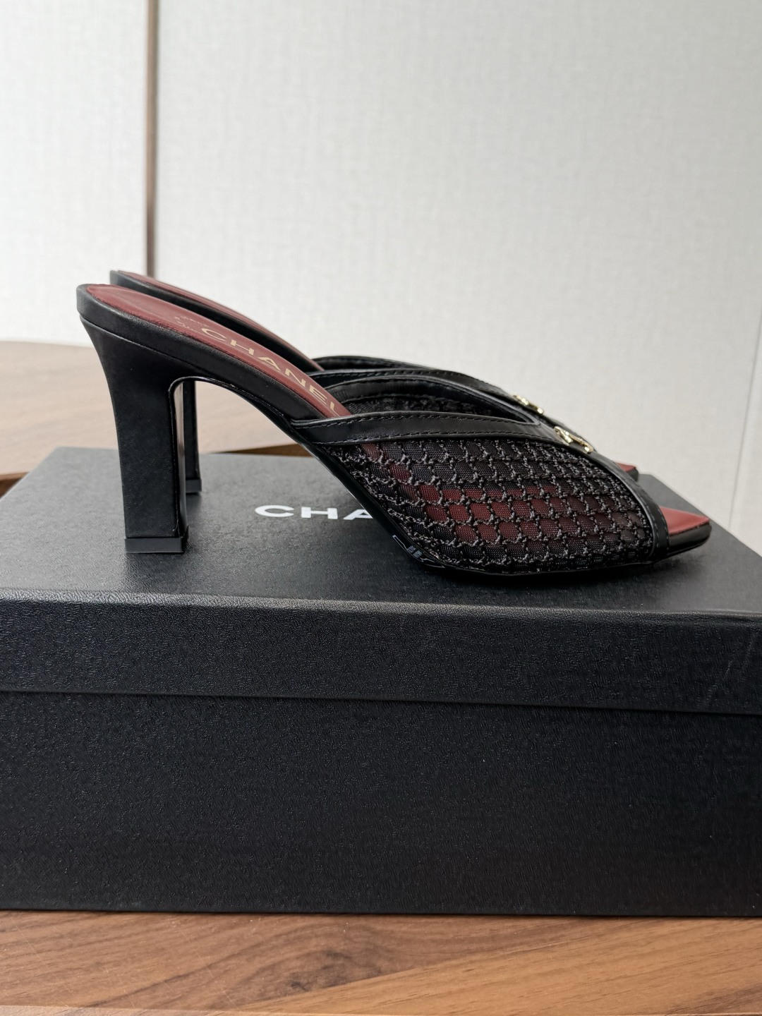 Chanel26ss夏季新款网面尖头高跟穆勒凉拖网面低跟穆勒拖,以品牌标志性的双C标识搭配通透网面设计, Chanel26ss夏季新款网面尖头高跟穆勒凉拖网面低跟穆勒拖,以品牌标志性的双C标识搭配通透网面设计,