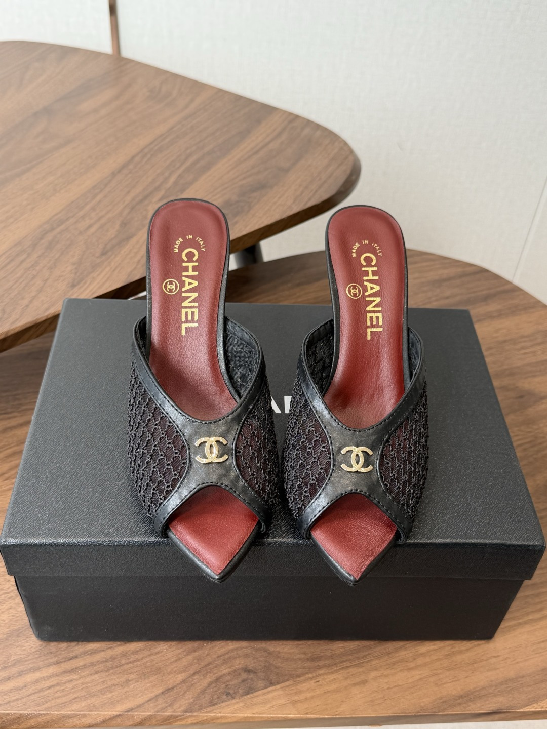 Chanel26ss夏季新款网面尖头高跟穆勒凉拖网面低跟穆勒拖,以品牌标志性的双C标识搭配通透网面设计, Chanel26ss夏季新款网面尖头高跟穆勒凉拖网面低跟穆勒拖,以品牌标志性的双C标识搭配通透网面设计,