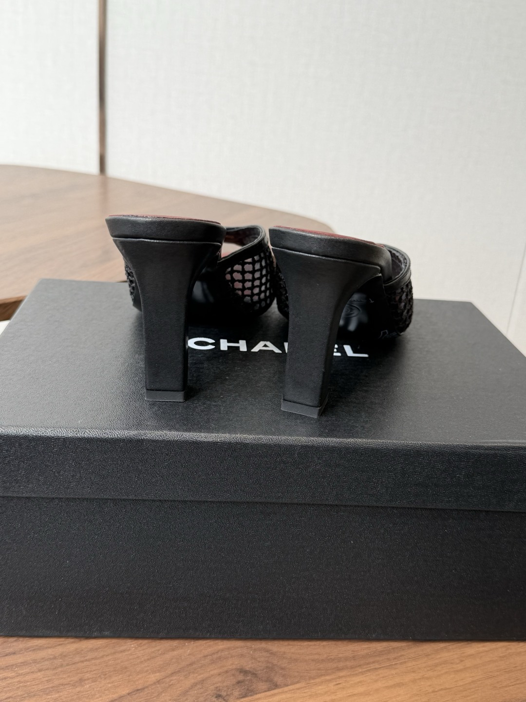 Chanel26ss夏季新款网面尖头高跟穆勒凉拖网面低跟穆勒拖,以品牌标志性的双C标识搭配通透网面设计, Chanel26ss夏季新款网面尖头高跟穆勒凉拖网面低跟穆勒拖,以品牌标志性的双C标识搭配通透网面设计,