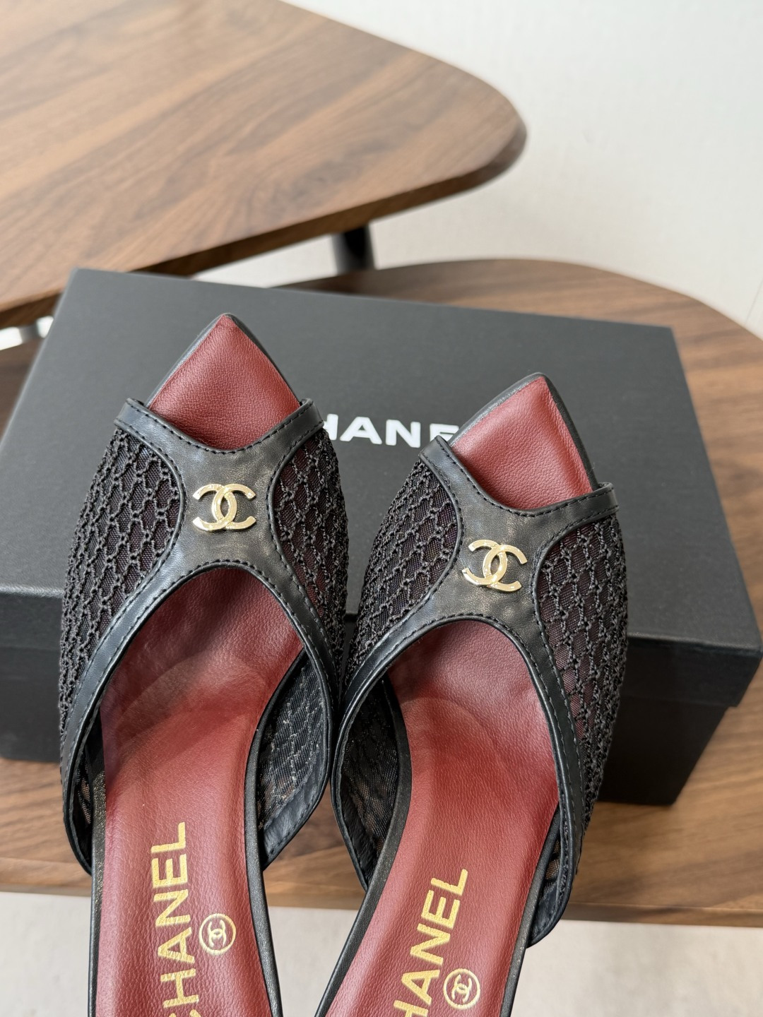 Chanel26ss夏季新款网面尖头高跟穆勒凉拖网面低跟穆勒拖,以品牌标志性的双C标识搭配通透网面设计, Chanel26ss夏季新款网面尖头高跟穆勒凉拖网面低跟穆勒拖,以品牌标志性的双C标识搭配通透网面设计,