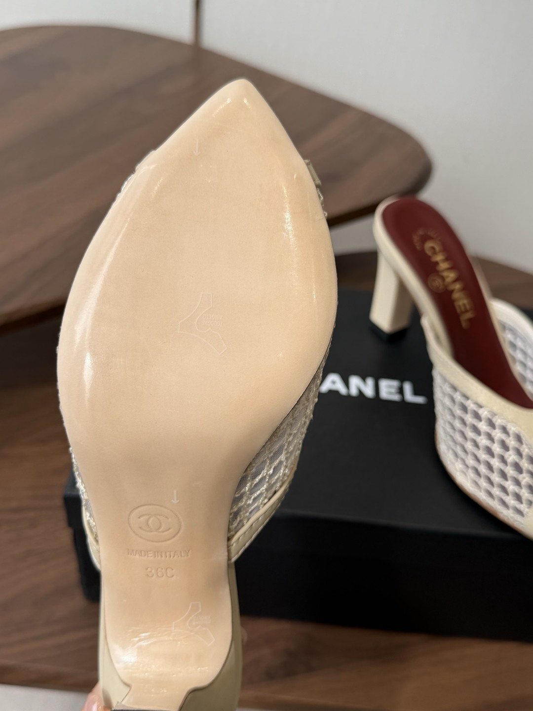 Chanel26ss夏季新款网面尖头高跟穆勒凉拖网面低跟穆勒拖，以品牌标志性的双C标识搭配通透网面设计，