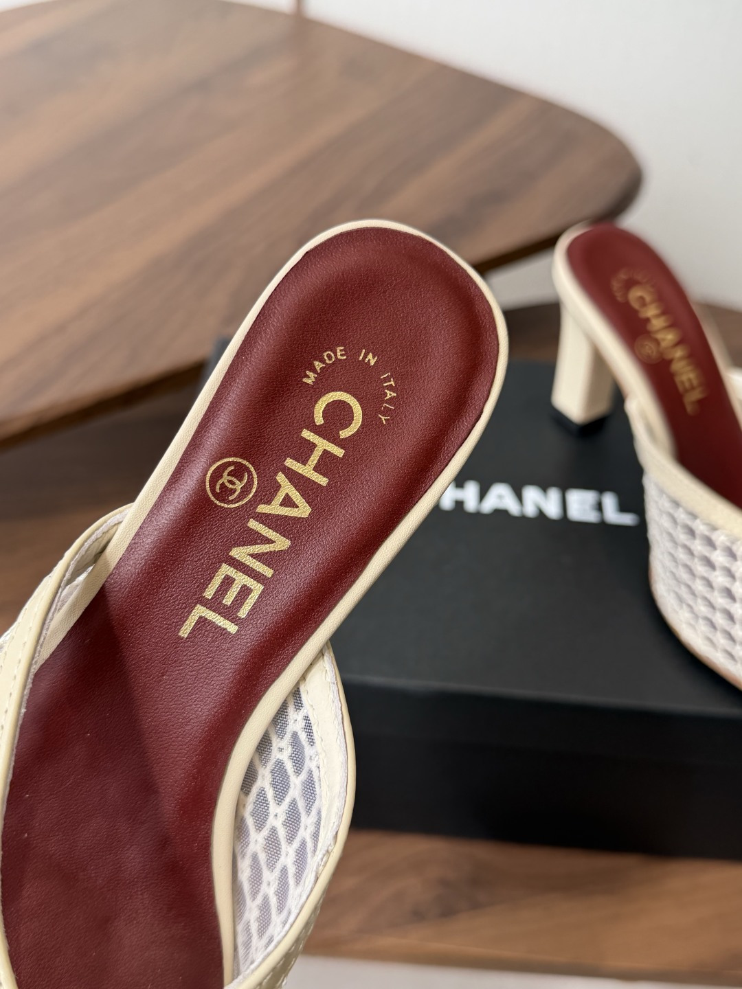 Chanel26ss夏季新款网面尖头高跟穆勒凉拖网面低跟穆勒拖，以品牌标志性的双C标识搭配通透网面设计，