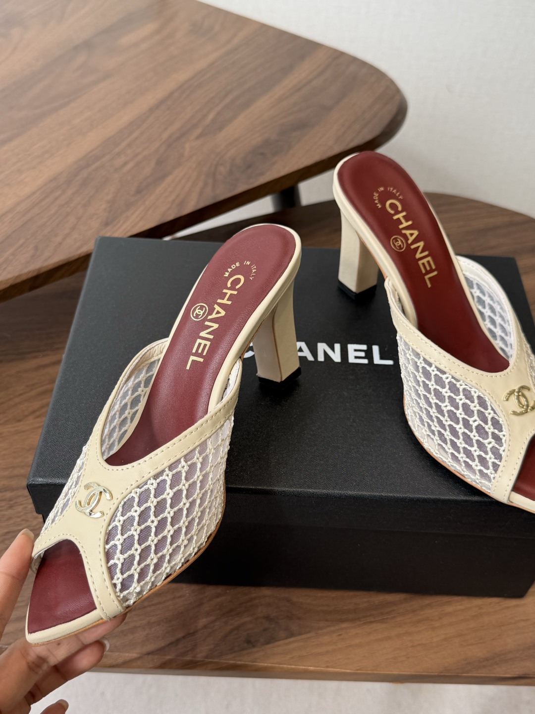 Chanel26ss夏季新款网面尖头高跟穆勒凉拖网面低跟穆勒拖，以品牌标志性的双C标识搭配通透网面设计，