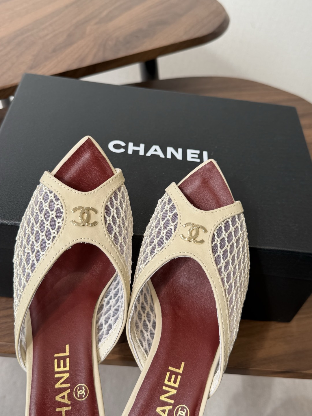 Chanel26ss夏季新款网面尖头高跟穆勒凉拖网面低跟穆勒拖，以品牌标志性的双C标识搭配通透网面设计，