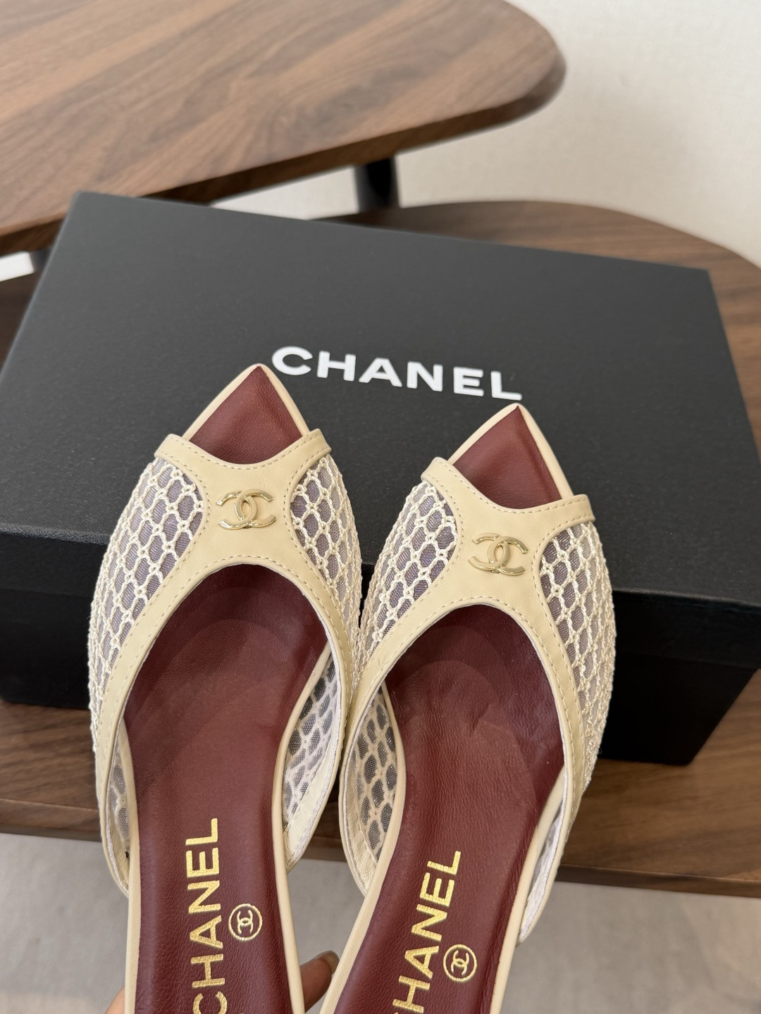Chanel26ss夏季新款网面尖头高跟穆勒凉拖网面低跟穆勒拖，以品牌标志性的双C标识搭配通透网面设计，