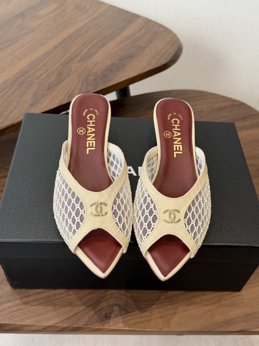 Chanel26ss夏季新款网面尖头高跟穆勒凉拖网面低跟穆勒拖，以品牌标志性的双C标识搭配通透网面设计，