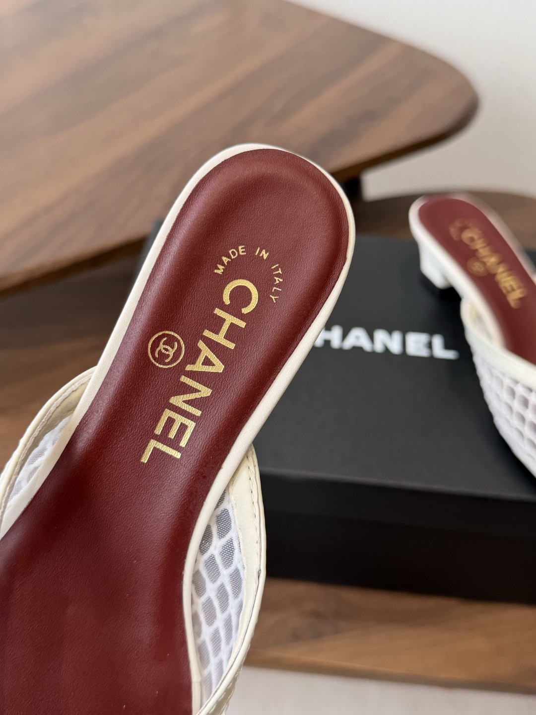 Chanel26ss夏季新款网面尖头高跟穆勒凉拖网面低跟穆勒拖，以品牌标志性的双C标识搭配通透网面设计，