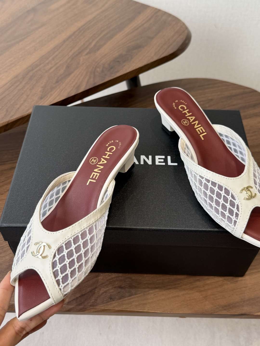 Chanel26ss夏季新款网面尖头高跟穆勒凉拖网面低跟穆勒拖，以品牌标志性的双C标识搭配通透网面设计，