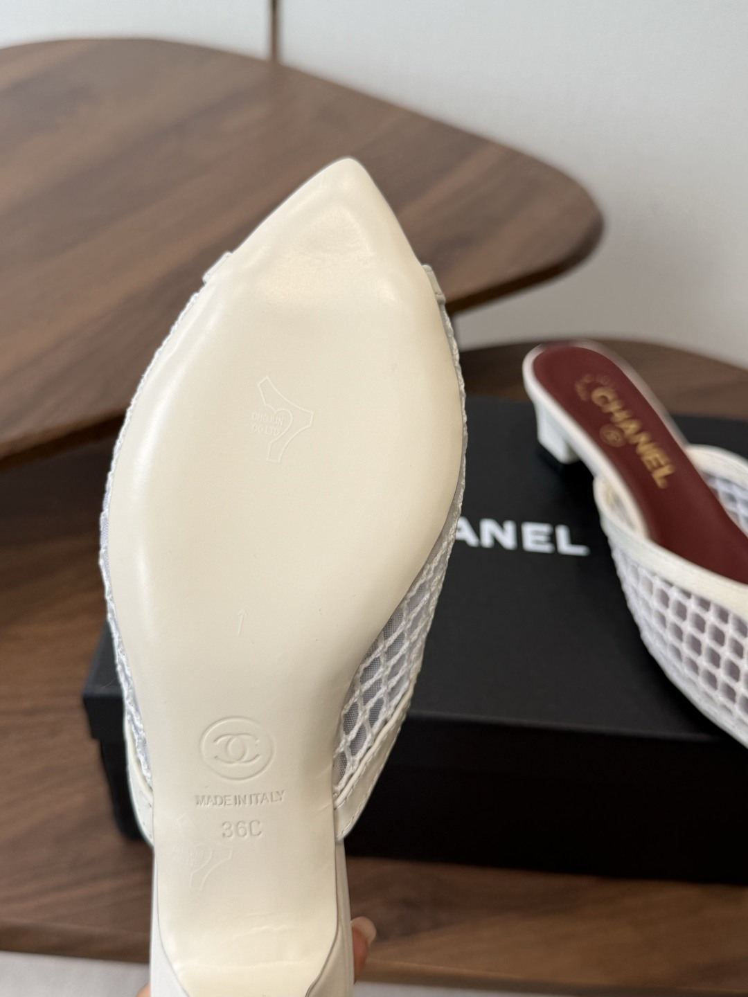Chanel26ss夏季新款网面尖头高跟穆勒凉拖网面低跟穆勒拖，以品牌标志性的双C标识搭配通透网面设计，