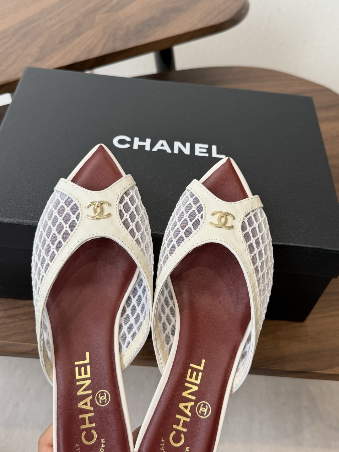 Chanel26ss夏季新款网面尖头高跟穆勒凉拖网面低跟穆勒拖，以品牌标志性的双C标识搭配通透网面设计，