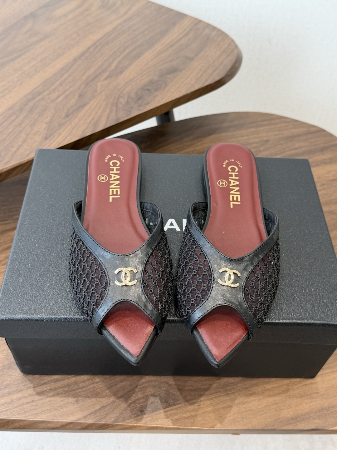 Chanel26ss夏季新款网面尖头高跟穆勒凉拖网面低跟穆勒拖，以品牌标志性的双C标识搭配通透网面设计，