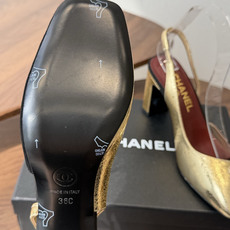 Chanel26SS早春新款拼色后空凉鞋拼色设计自带高级感,双C刺绣低调奢华,后空绑带温柔又显脚瘦。奶白 Chanel26SS早春新款拼色后空凉鞋拼色设计自带高级感,双C刺绣低调奢华,后空绑带温柔又显脚瘦。奶白