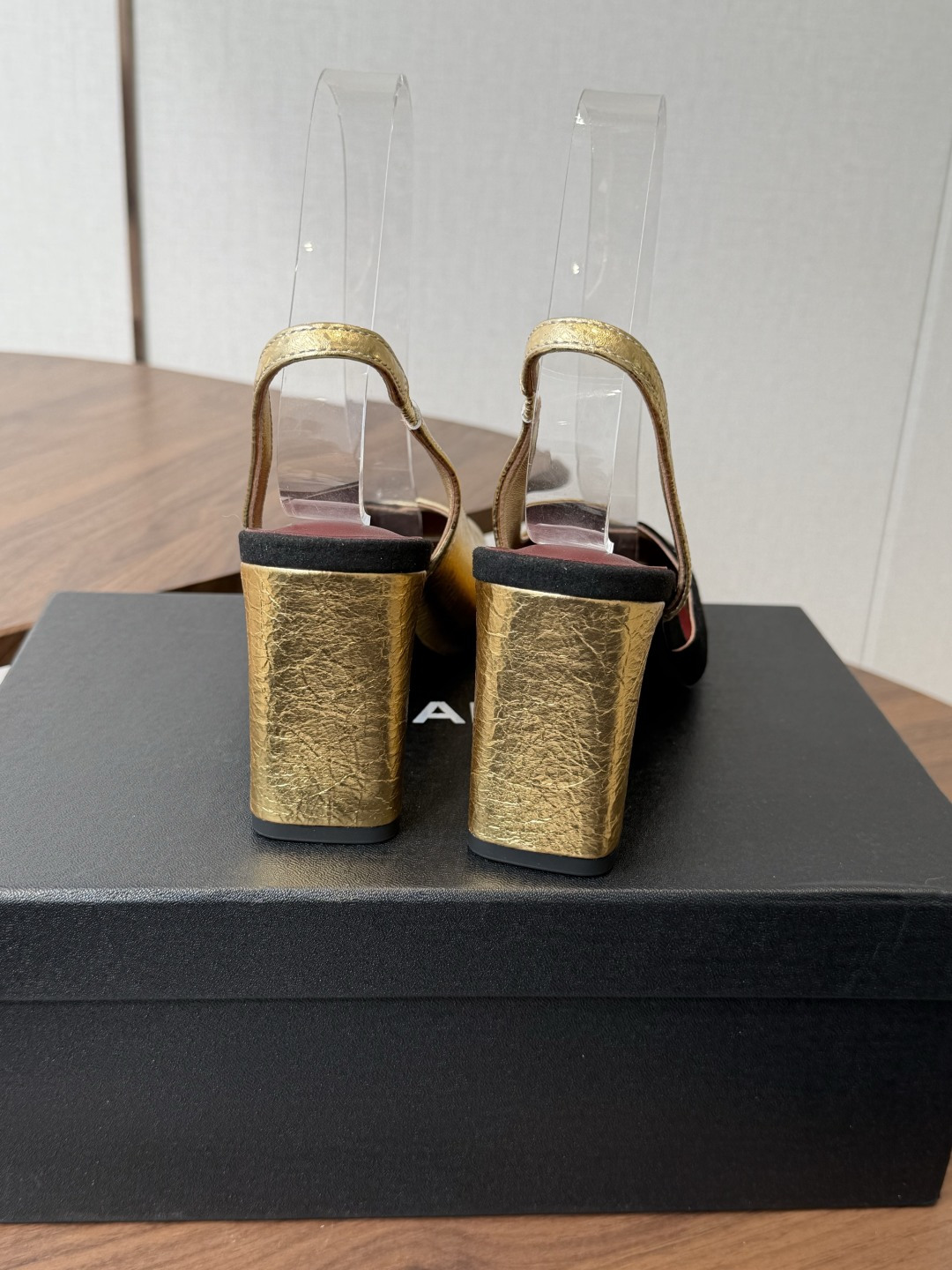 Chanel26SS早春新款拼色后空凉鞋拼色设计自带高级感,双C刺绣低调奢华,后空绑带温柔又显脚瘦。奶白 Chanel26SS早春新款拼色后空凉鞋拼色设计自带高级感,双C刺绣低调奢华,后空绑带温柔又显脚瘦。奶白