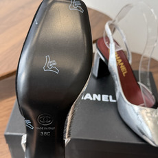 Chanel26SS早春新款拼色后空凉鞋拼色设计自带高级感,双C刺绣低调奢华,后空绑带温柔又显脚瘦。奶白 Chanel26SS早春新款拼色后空凉鞋拼色设计自带高级感,双C刺绣低调奢华,后空绑带温柔又显脚瘦。奶白