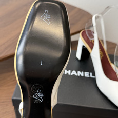 Chanel26SS早春新款拼色后空凉鞋拼色设计自带高级感,双C刺绣低调奢华,后空绑带温柔又显脚瘦。奶白 Chanel26SS早春新款拼色后空凉鞋拼色设计自带高级感,双C刺绣低调奢华,后空绑带温柔又显脚瘦。奶白