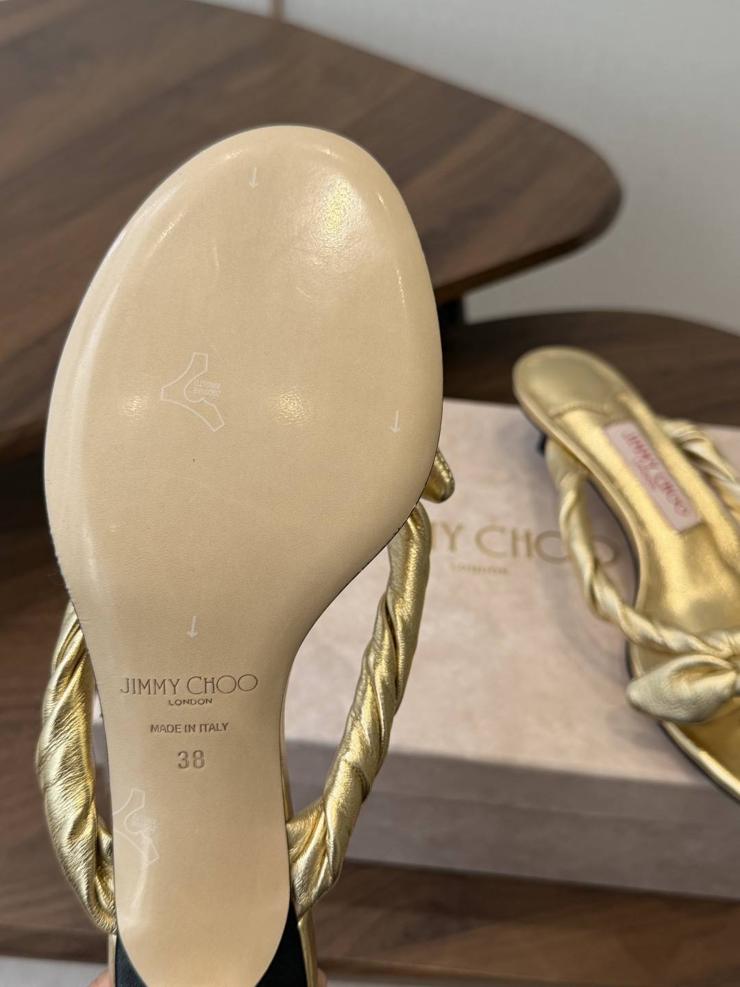 jimmy choo 度假,小跟凉拖鞋 夏季非常吸引眼球的一个款式,可爱大气一体,蝴蝶结🎀完美的修饰脚背 jimmy choo 度假,小跟凉拖鞋 夏季非常吸引眼球的一个款式,可爱大气一体,蝴蝶结🎀完美的修饰脚背