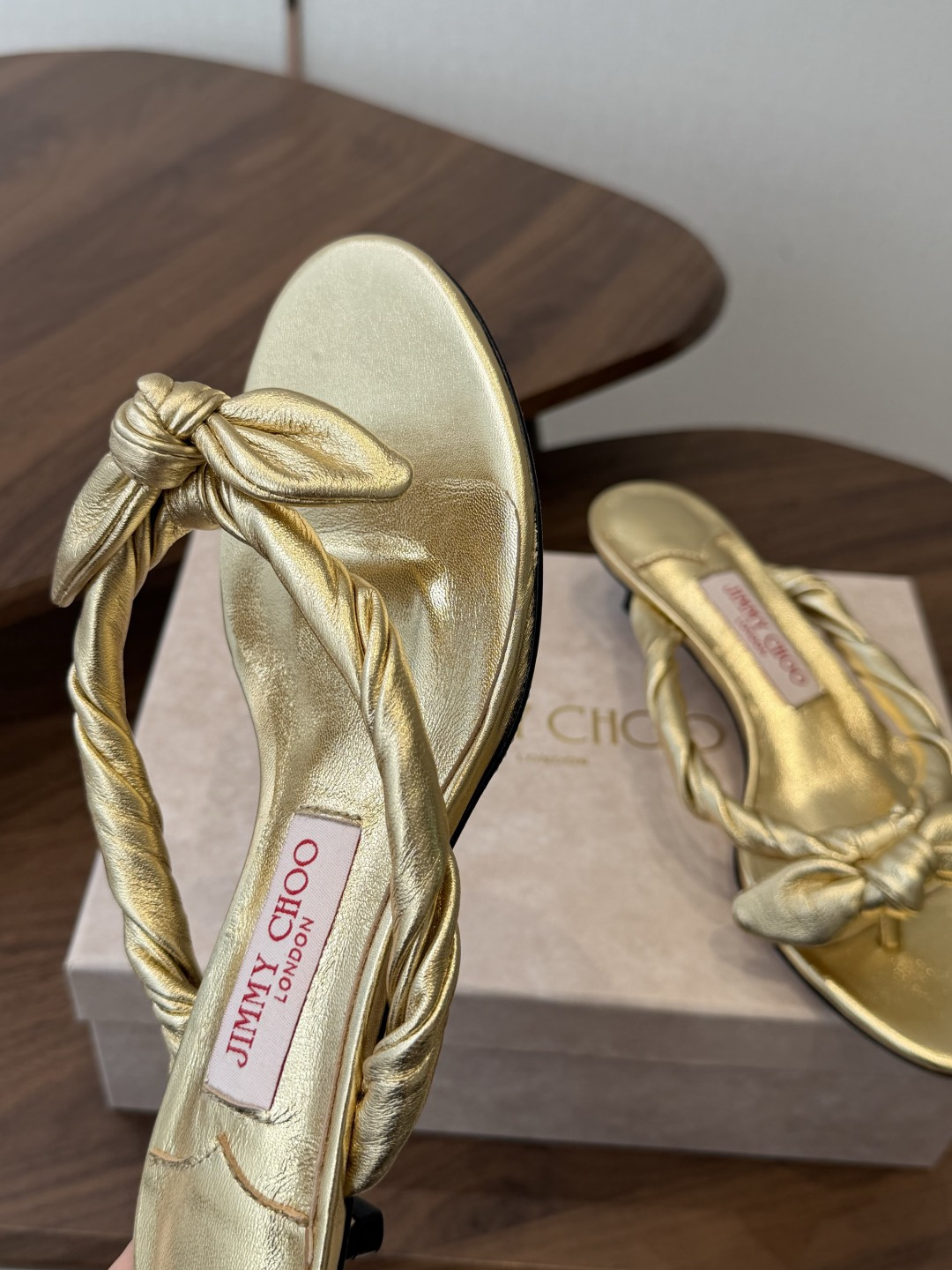jimmy choo 度假,小跟凉拖鞋 夏季非常吸引眼球的一个款式,可爱大气一体,蝴蝶结🎀完美的修饰脚背 jimmy choo 度假,小跟凉拖鞋 夏季非常吸引眼球的一个款式,可爱大气一体,蝴蝶结🎀完美的修饰脚背