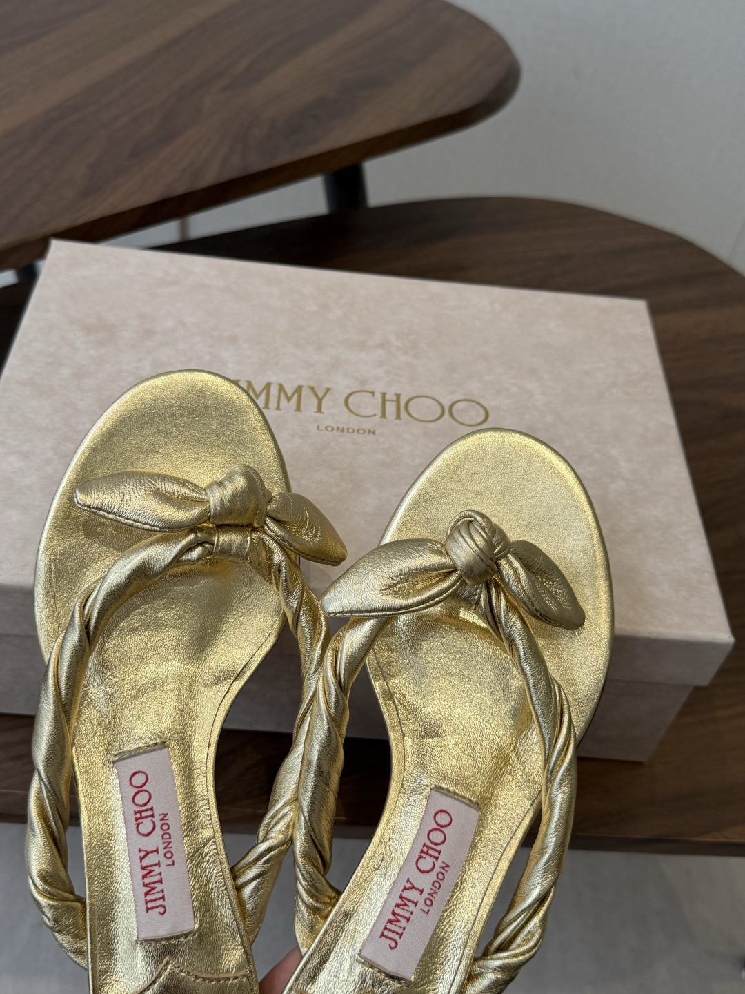 jimmy choo 度假,小跟凉拖鞋 夏季非常吸引眼球的一个款式,可爱大气一体,蝴蝶结🎀完美的修饰脚背 jimmy choo 度假,小跟凉拖鞋 夏季非常吸引眼球的一个款式,可爱大气一体,蝴蝶结🎀完美的修饰脚背